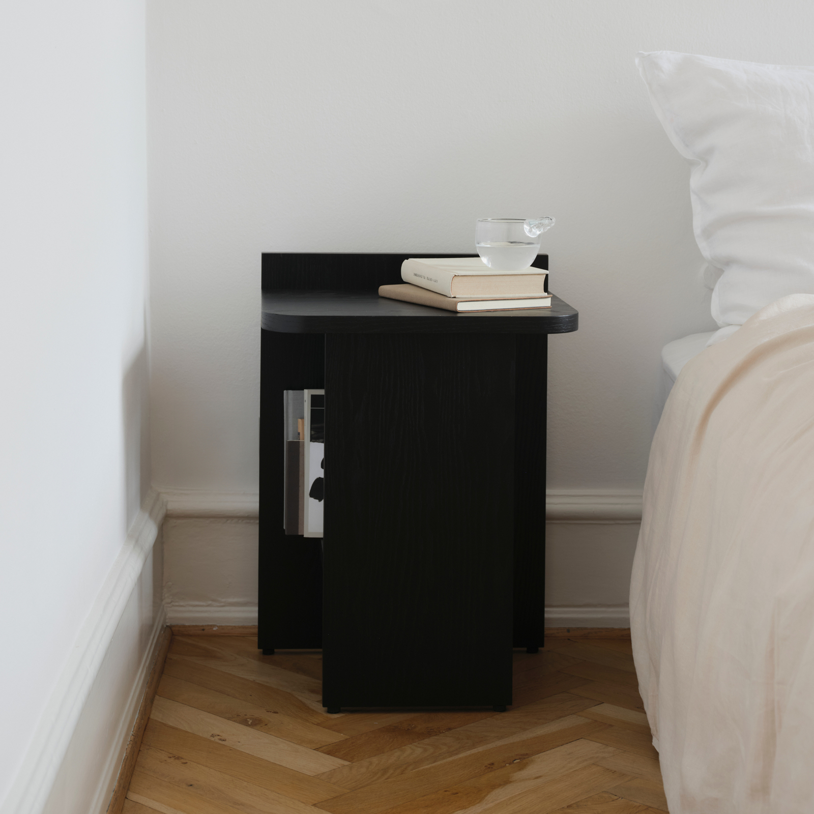 Mesita auxiliar Ismo, negra, 56 cm, chapado de roble - GEJST Mesita auxiliar Ismo, negra, 56 cm, chapado de roble - GEJST