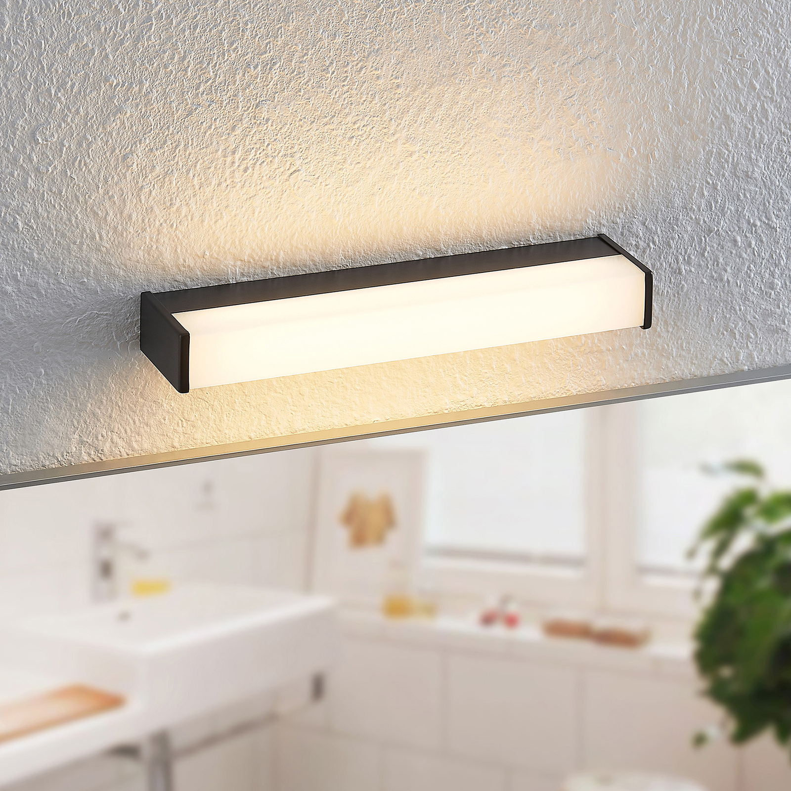 "Lindby Ulisan" LED vonios kambario sieninis šviestuvas, kampinis, 32,8 cm