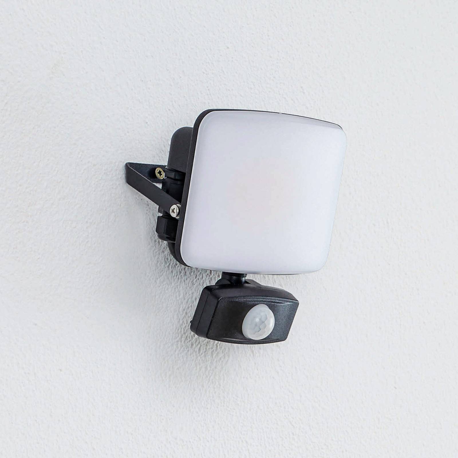 Prios Paityn LED-utomhusvägglampa med sensor 20 W