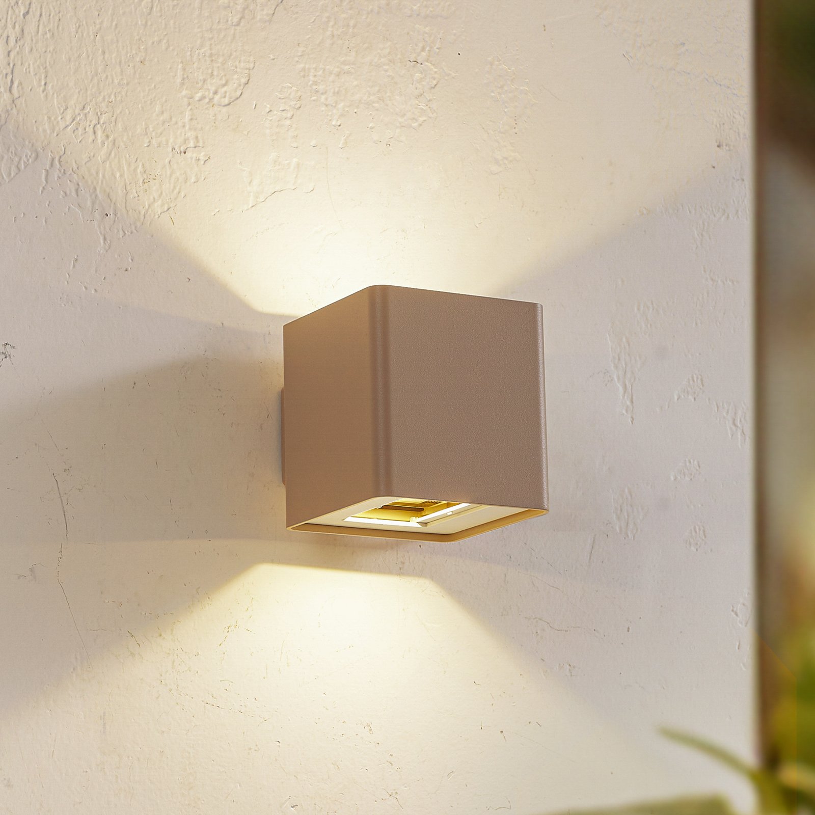 Lucande LED-Außenwandleuchte Aaron, beige, IP54, up/down