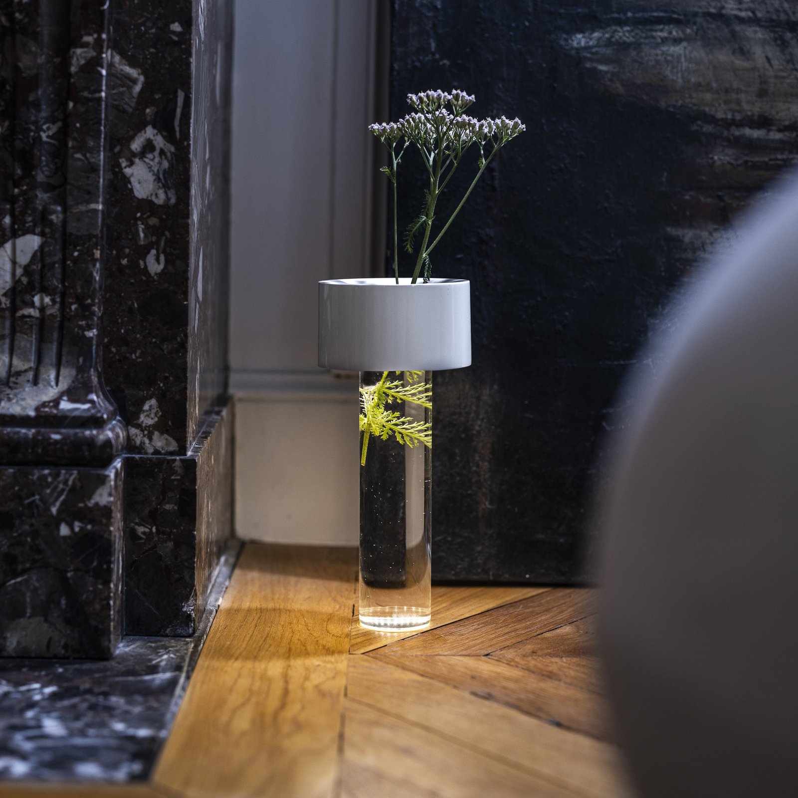 Lámpara de mesa LED recargable Fleur, blanca, de Foscarini