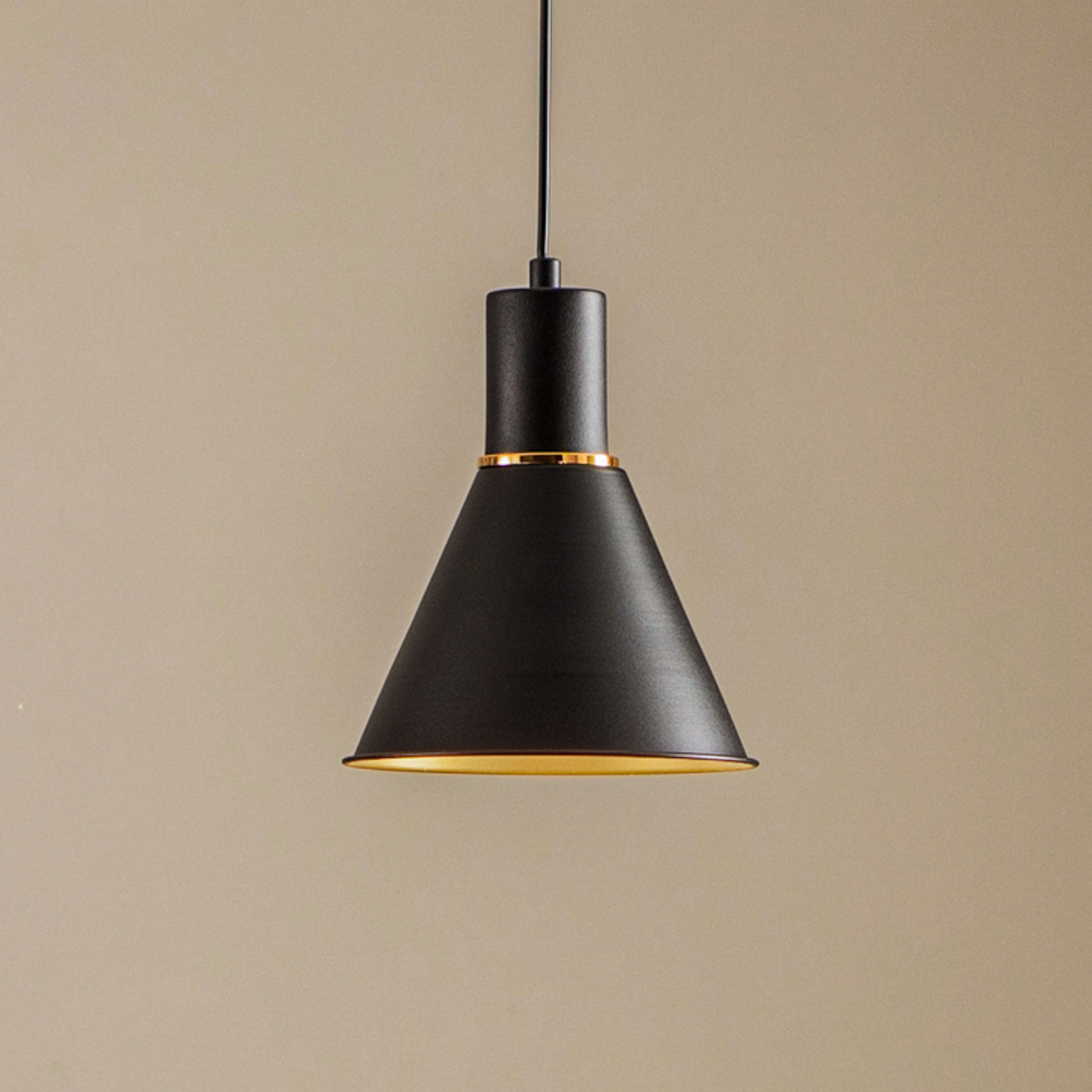 Lampă suspendată AV-4106-M22-BSY în negru