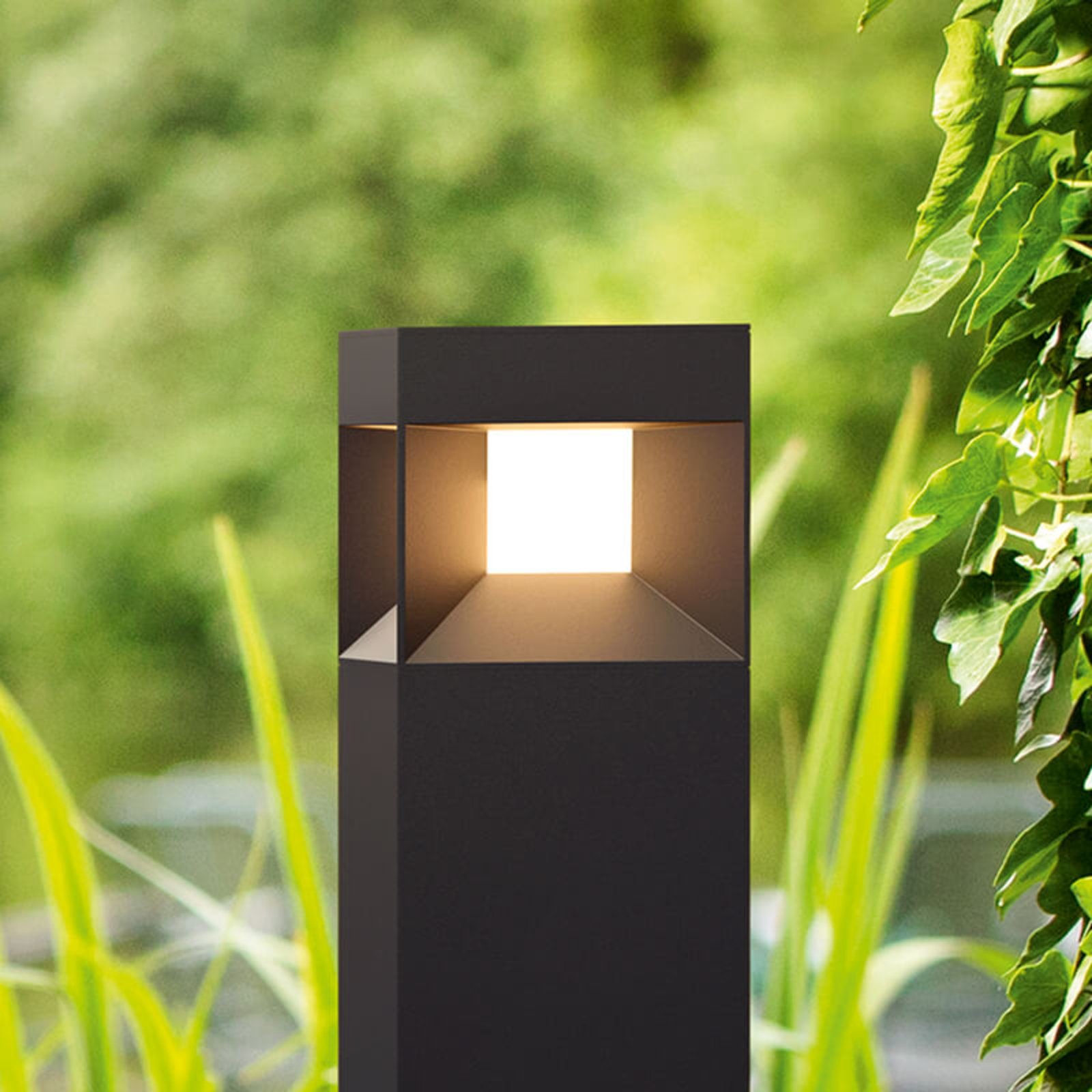 Philips Parterre - černé chodníkové LED světlo
