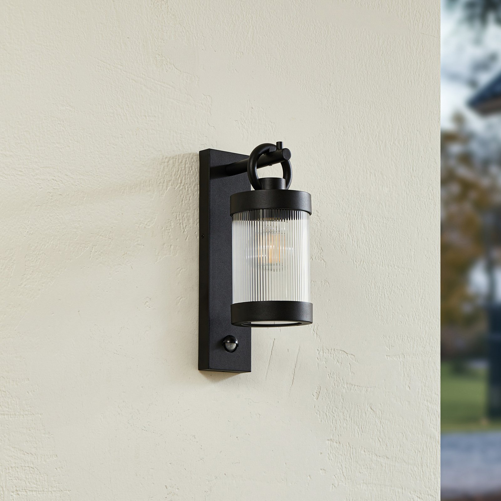 Yrene Fluted Ao ar livre Candeeiro de Parede w/Sensor Preto - Lindby