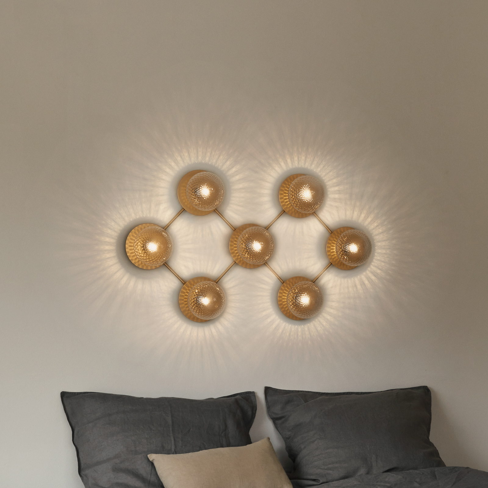 Nuura Liila 7 væglampe, 7 lyskilder, guld/klar