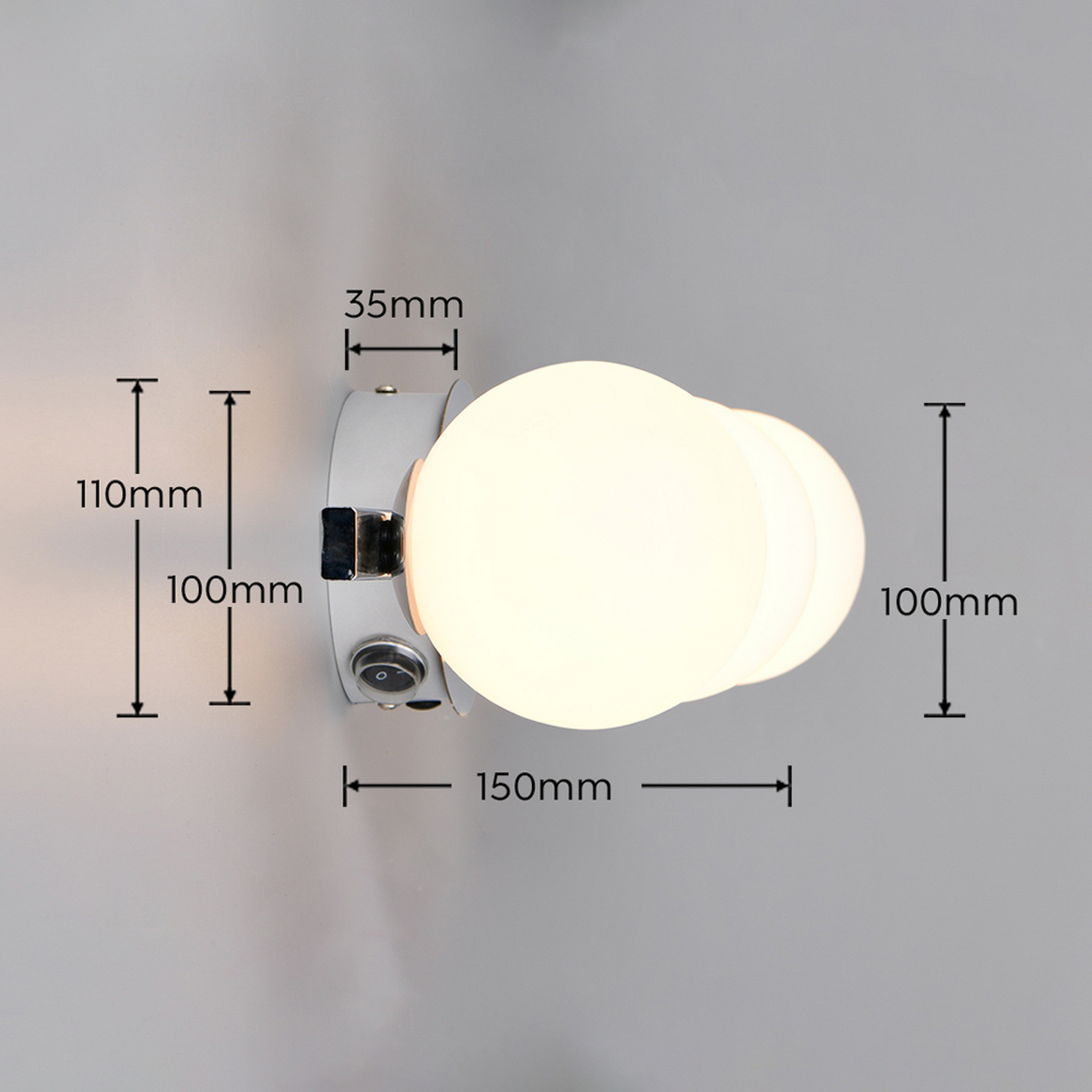 Sienas lampa „Alfio“, platums 50 cm, hromēts metāls/stikls, IP44, 3 spuldzes Sienas lampa „Alfio“, platums 50 cm, hromēts metāls/stikls, IP44, 3 spuldzes