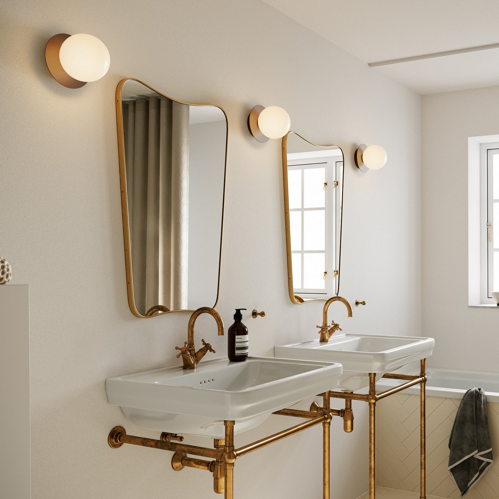 Liila 1 Medium Wandleuchte, bronze/opal, IP 44, G9 - Nuura