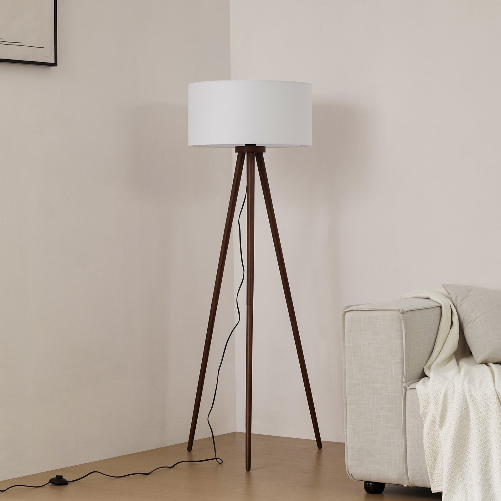 Lindby Stehleuchte Charlia, weiß, Wallnussholz, Höhe 150 cm