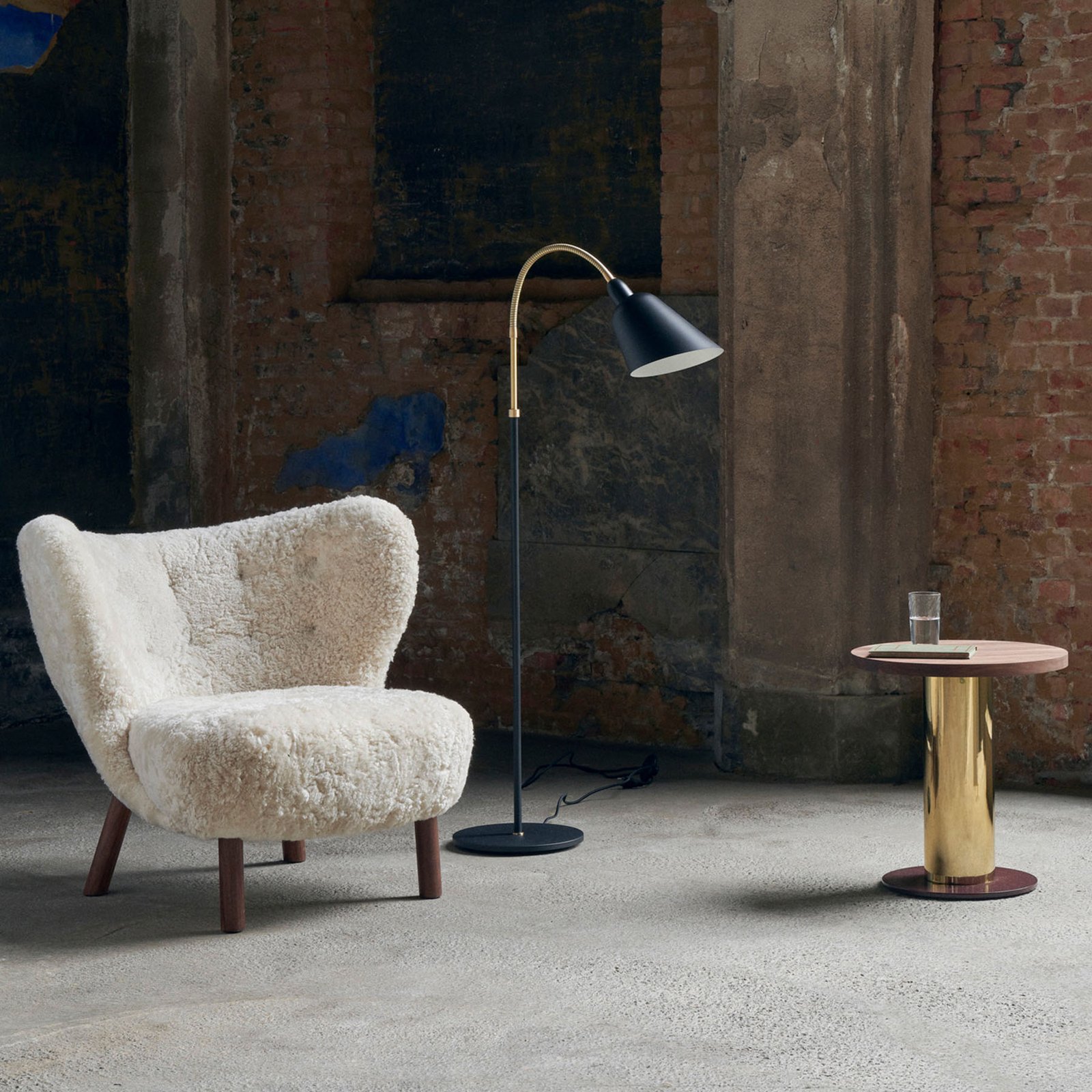 Bellevue AJ7 stojací lampa černá/mosaz - &Tradition