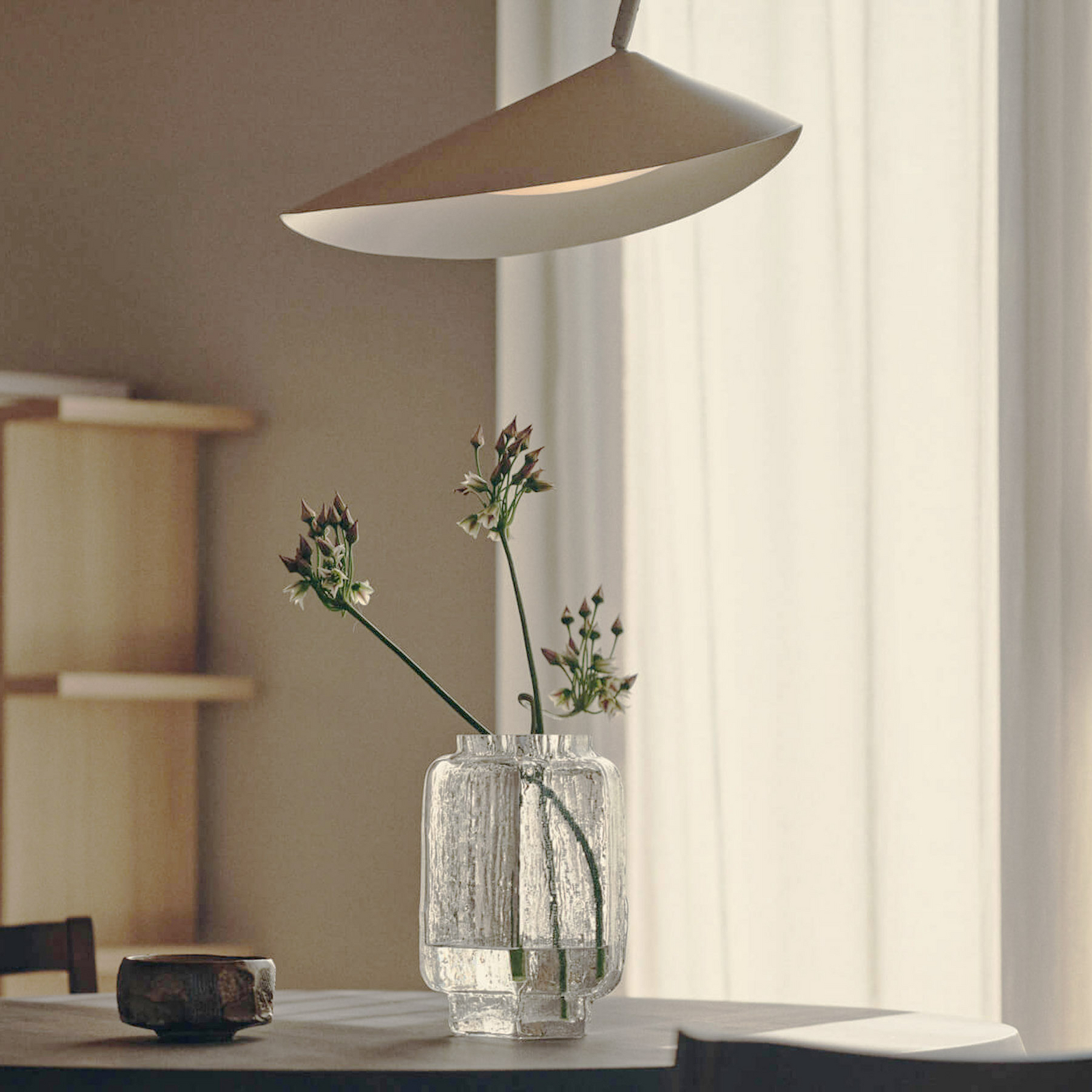 Lampadaire Arum, cachemire, métal/travertin, 205 cm - ferm LIVING Lampadaire Arum, cachemire, métal/travertin, 205 cm - ferm LIVING