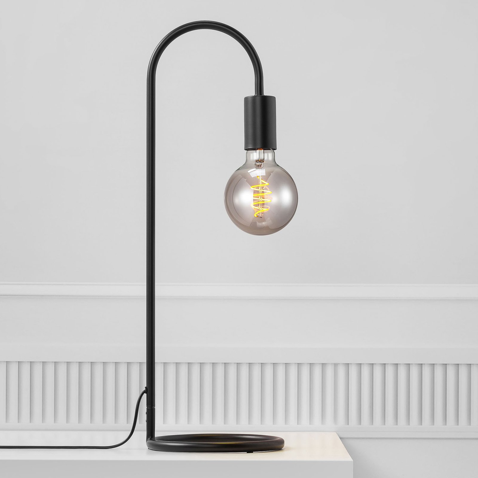 Namizna svetilka Paco v minimalističnem slogu