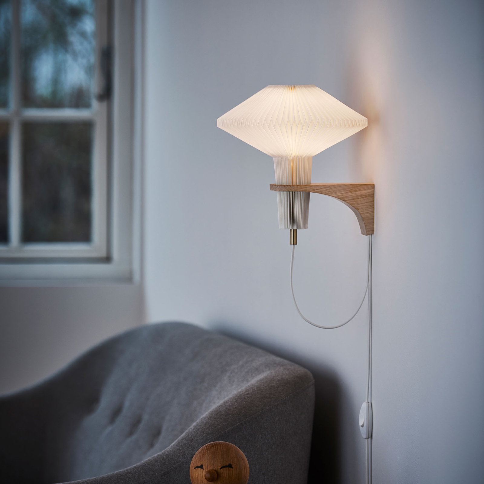 LE KLINT Zidna svjetiljka Mushroom, s hrastovim drvetom