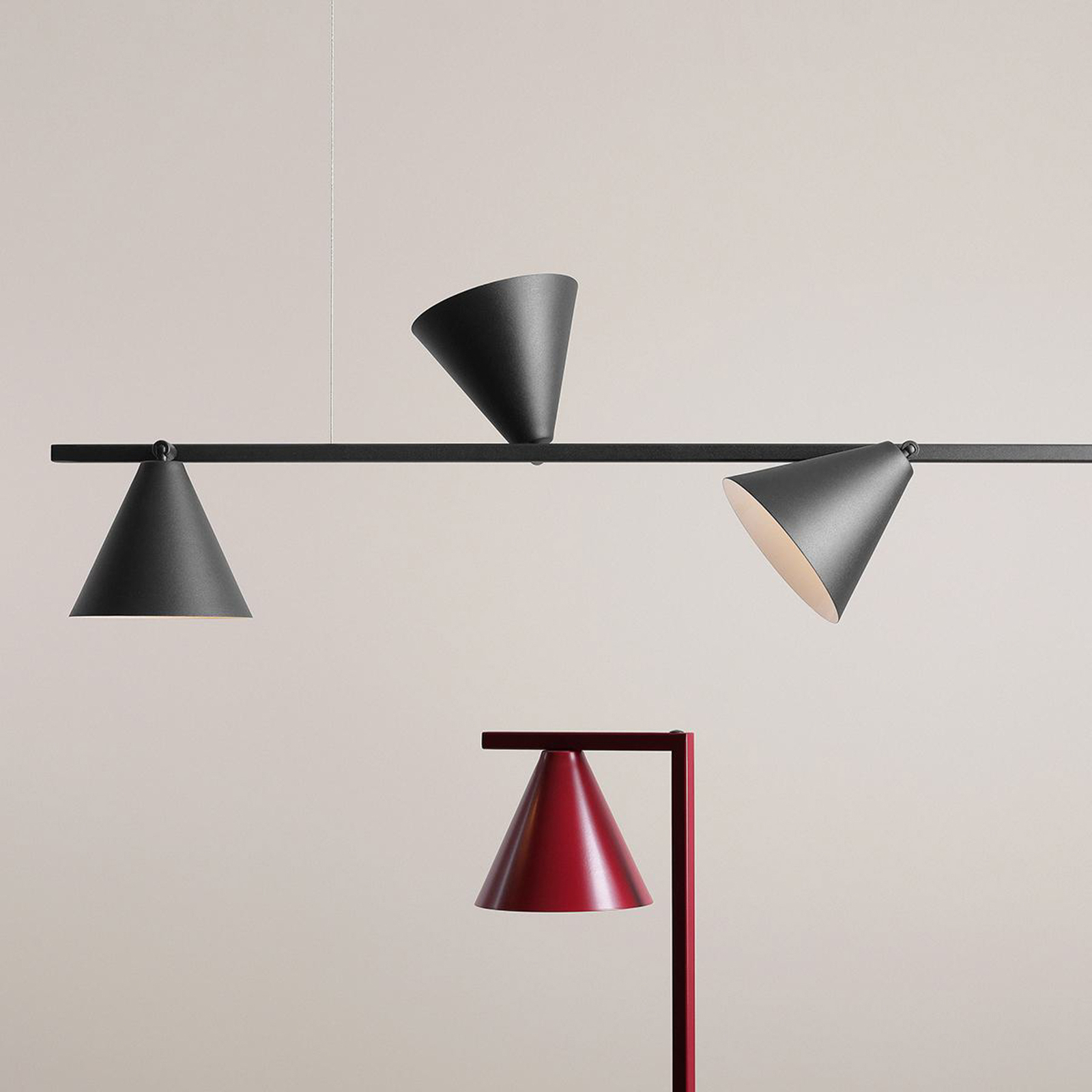 Hanglamp Form 4, metaal, kegel, 4-lamps, zwart