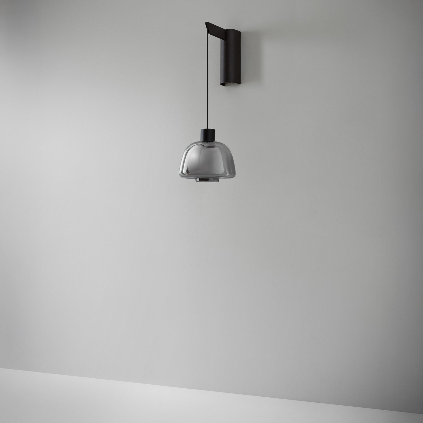 Bover LED-vägglampa Drep A/01, rökgrå, glas, 2 700 K