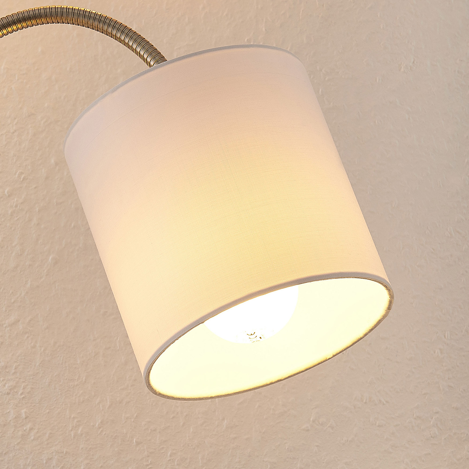 Lindby Manu gulvlampe, tekstil, 3 lyskilder, hvid