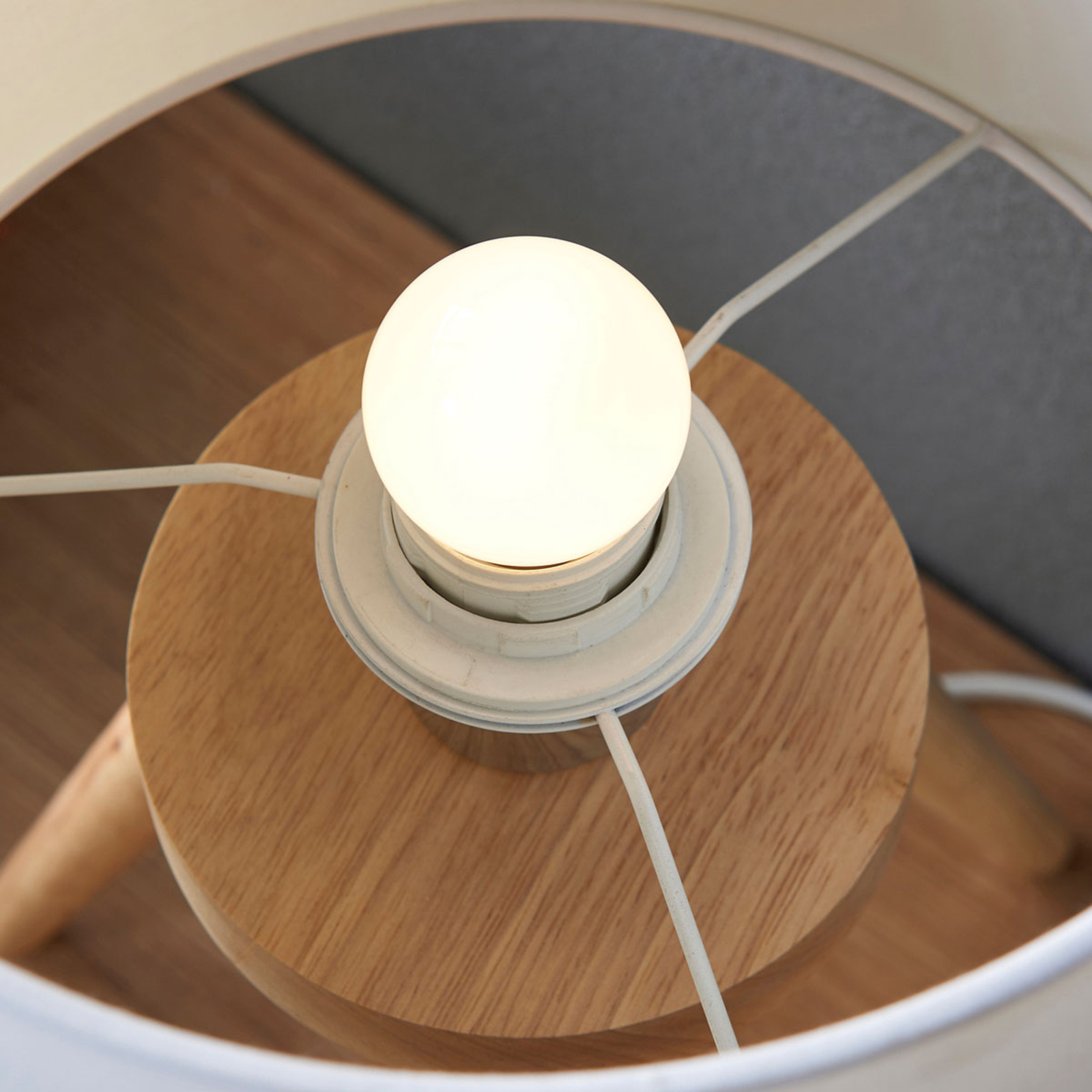 Lámpara de mesa de madera Charlia, pantalla blanca