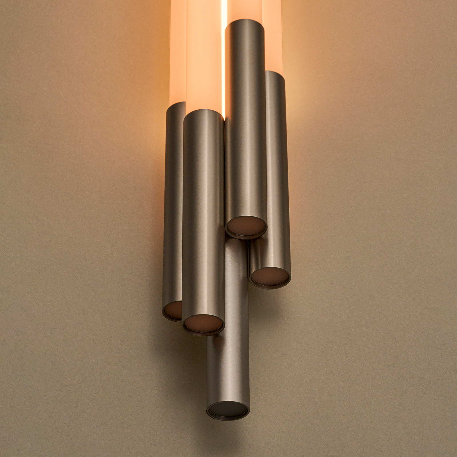 Applique a LED ORG, altezza 105 cm, color nichel, 2400 K - DCW