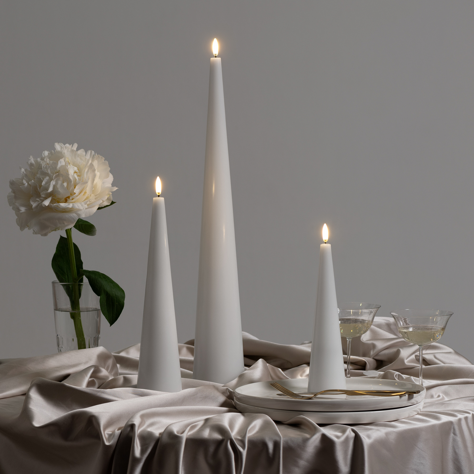 CONE LED-kaars, wit, hoogte 50 cm, glad - Uyuni Lighting