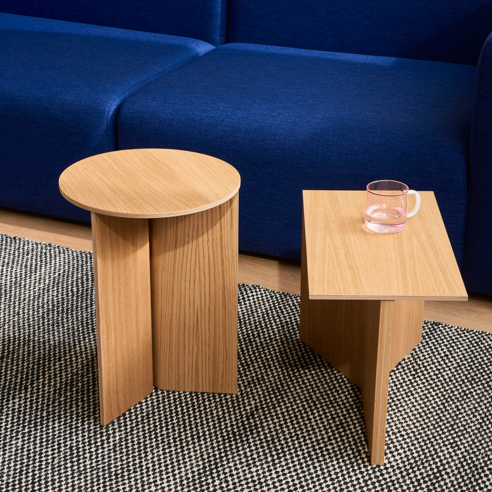 Slit sivupöytä, lakattu tammi, Ø 35 cm - HAY