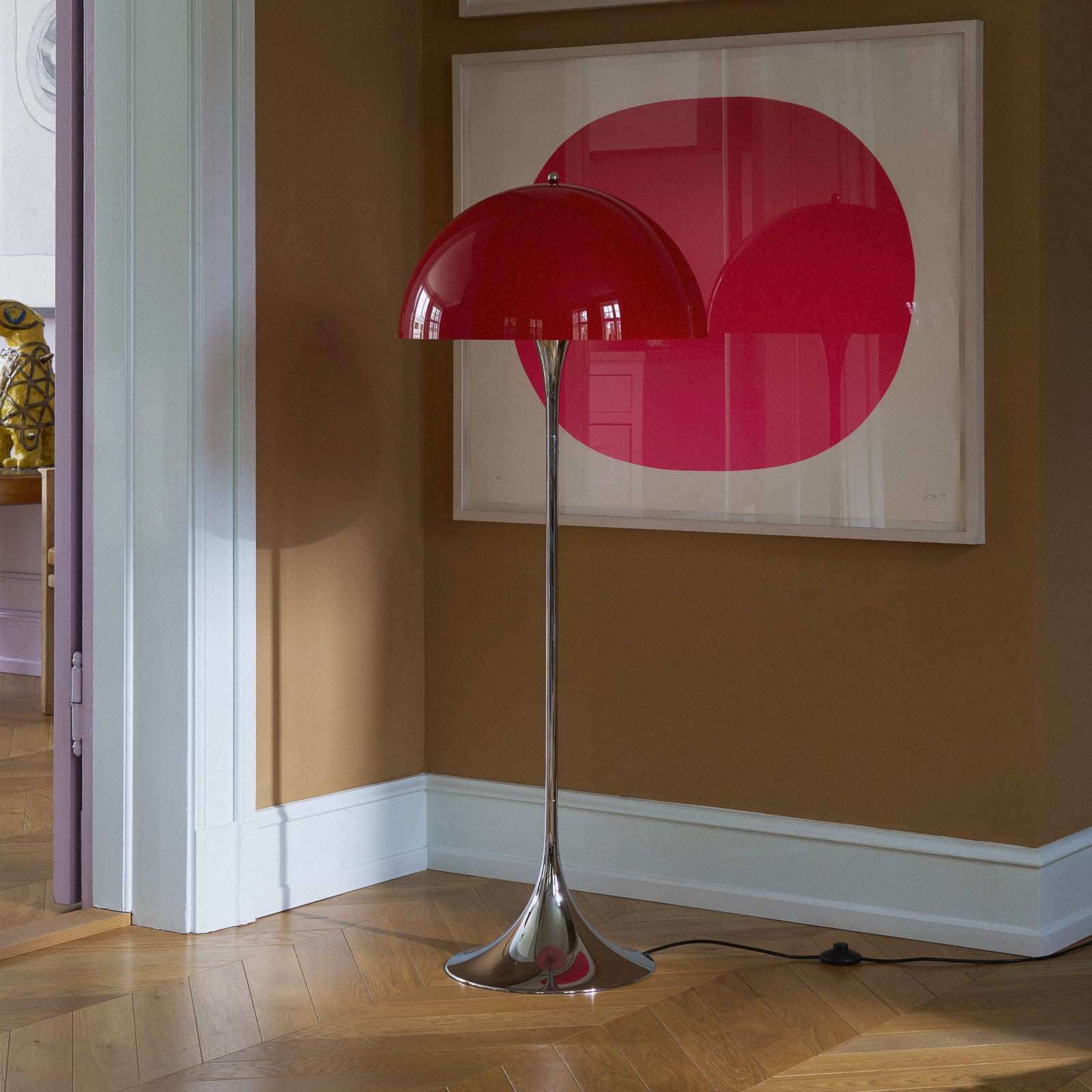 Panthella-maavalaisin, punainen/kromi, korkeus 129 cm – Louis Poulsen Panthella-maavalaisin, punainen/kromi, korkeus 129 cm – Louis Poulsen