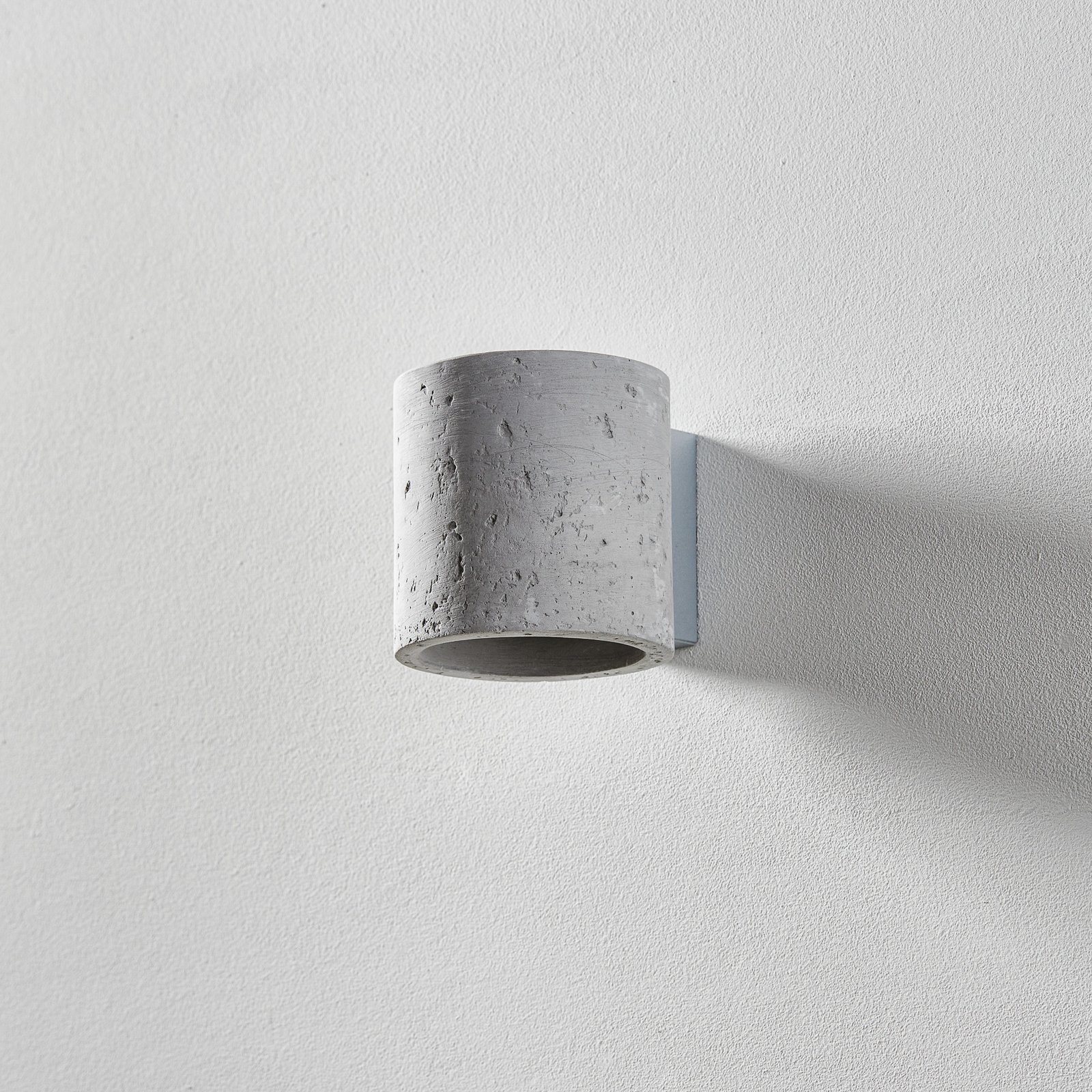 Lámpara de pared Ara forma de cilindro de hormigón