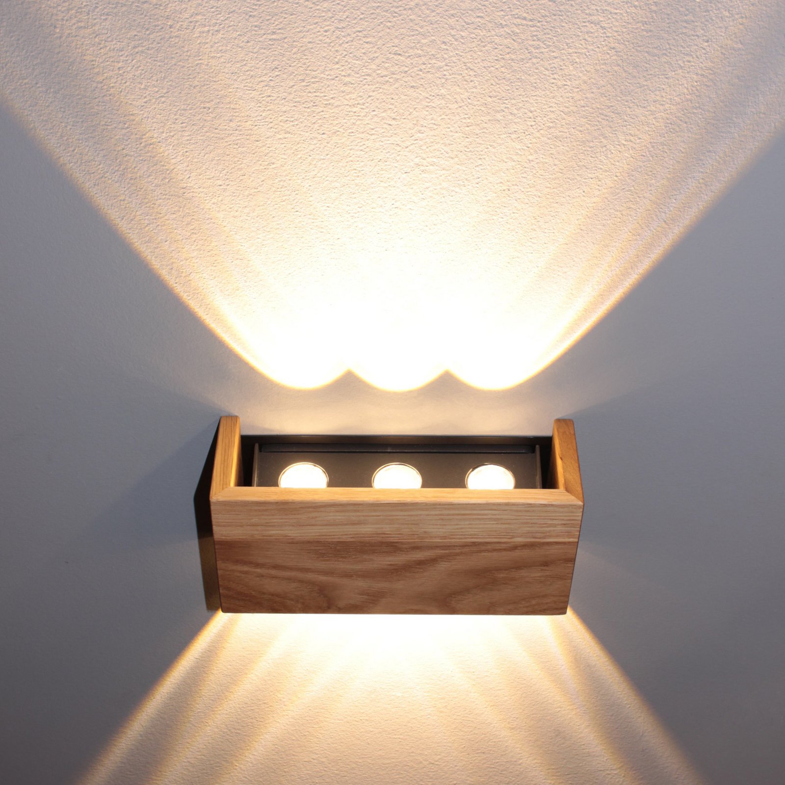 LED wall lamp Shine-Wood, width 21 cm, oak/black, wood