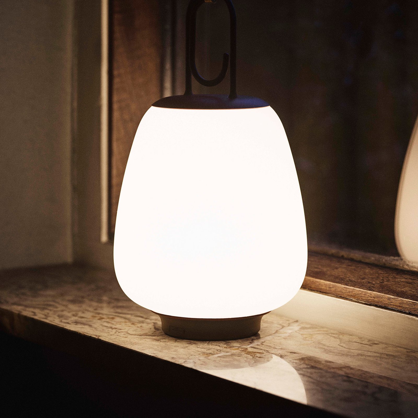 Lucca SC51 Portable d'extérieur Opal Glass/Black - &Tradition