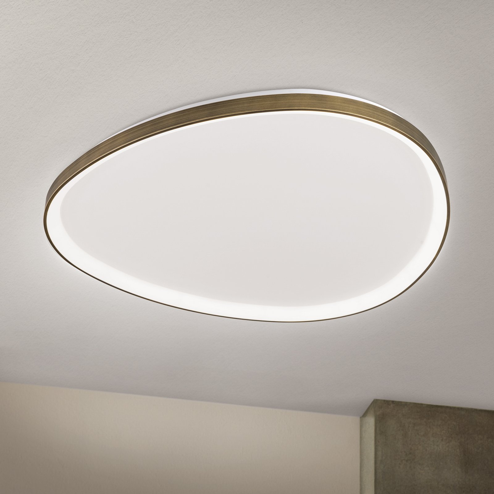 Plafonnier LED Charlie, Ø 80 cm, blanc opalin, laiton vieilli