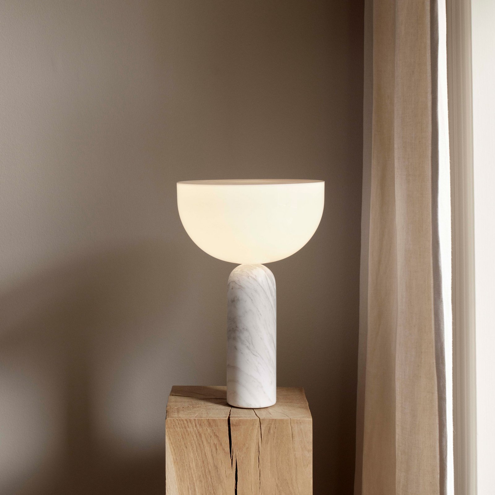 New Works Kizu Liela galda lampa, balta