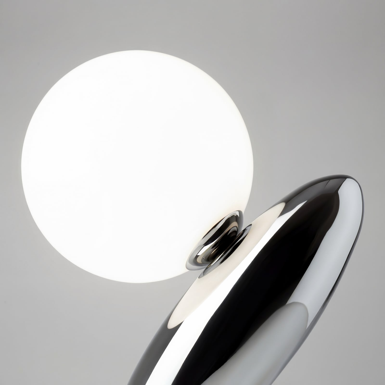 Stolová LED lampa RESONANCE, platinová/opálová, 37 cm, kov/sklo, stmievateľné Stolová LED lampa RESONANCE, platinová/opálová, 37 cm, kov/sklo, stmievateľné