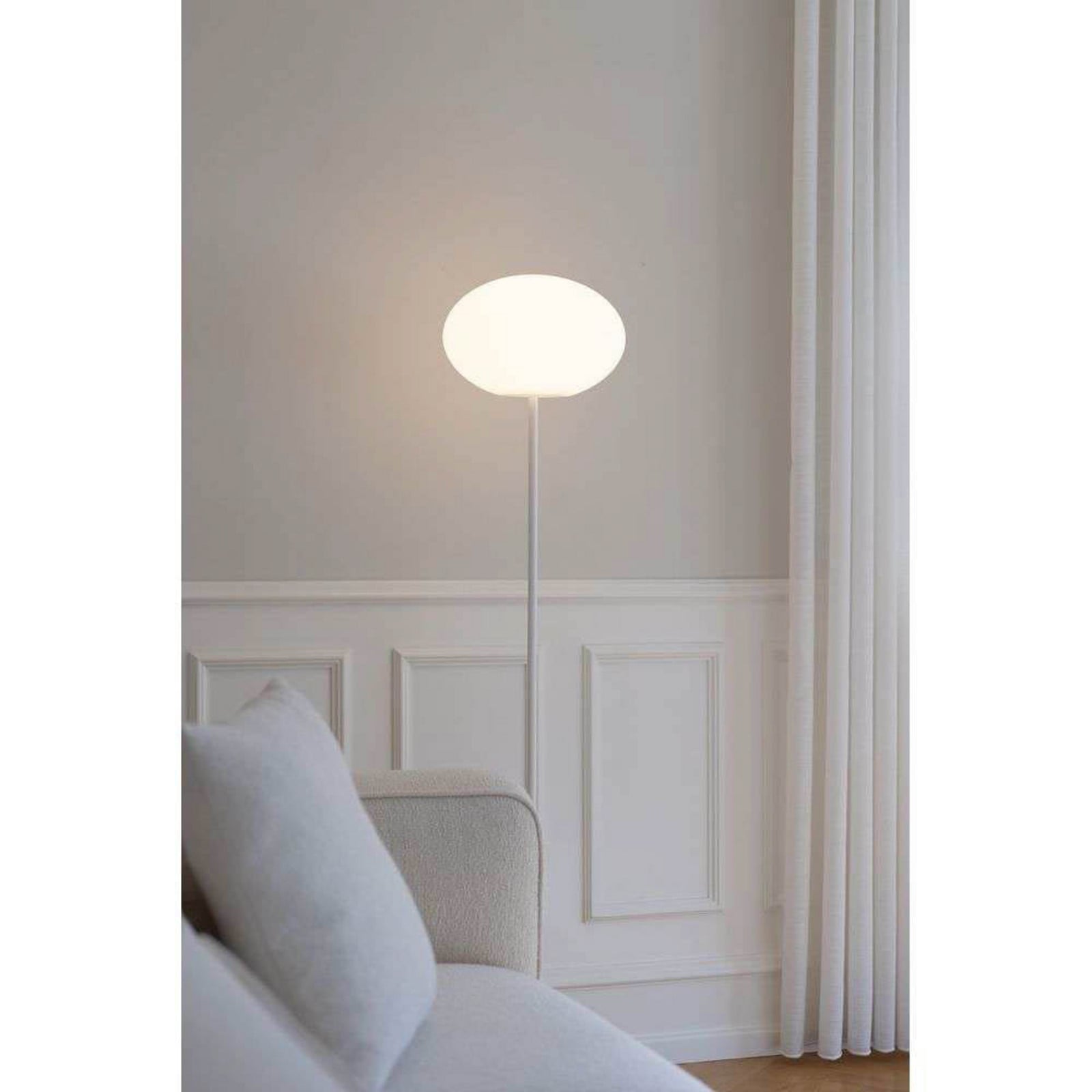 Eggy Pin golvlampa, dimbar &Oslash; 32 cm, vit/opal CPH Lighting - Vardagsrum - Metall