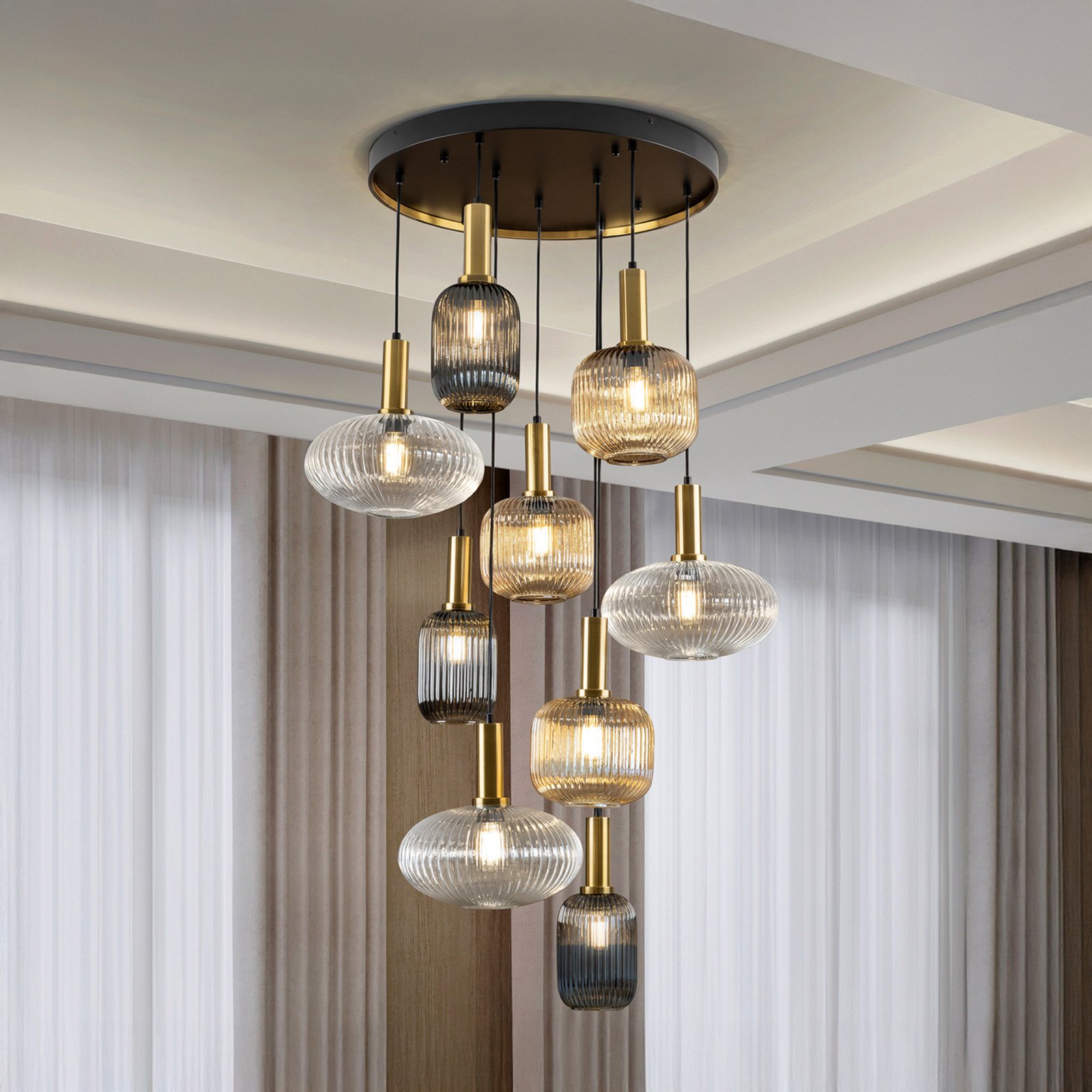 Hanglamp Norma, dimbaar, 9-lamps, afstandsbediening, zwart/messing