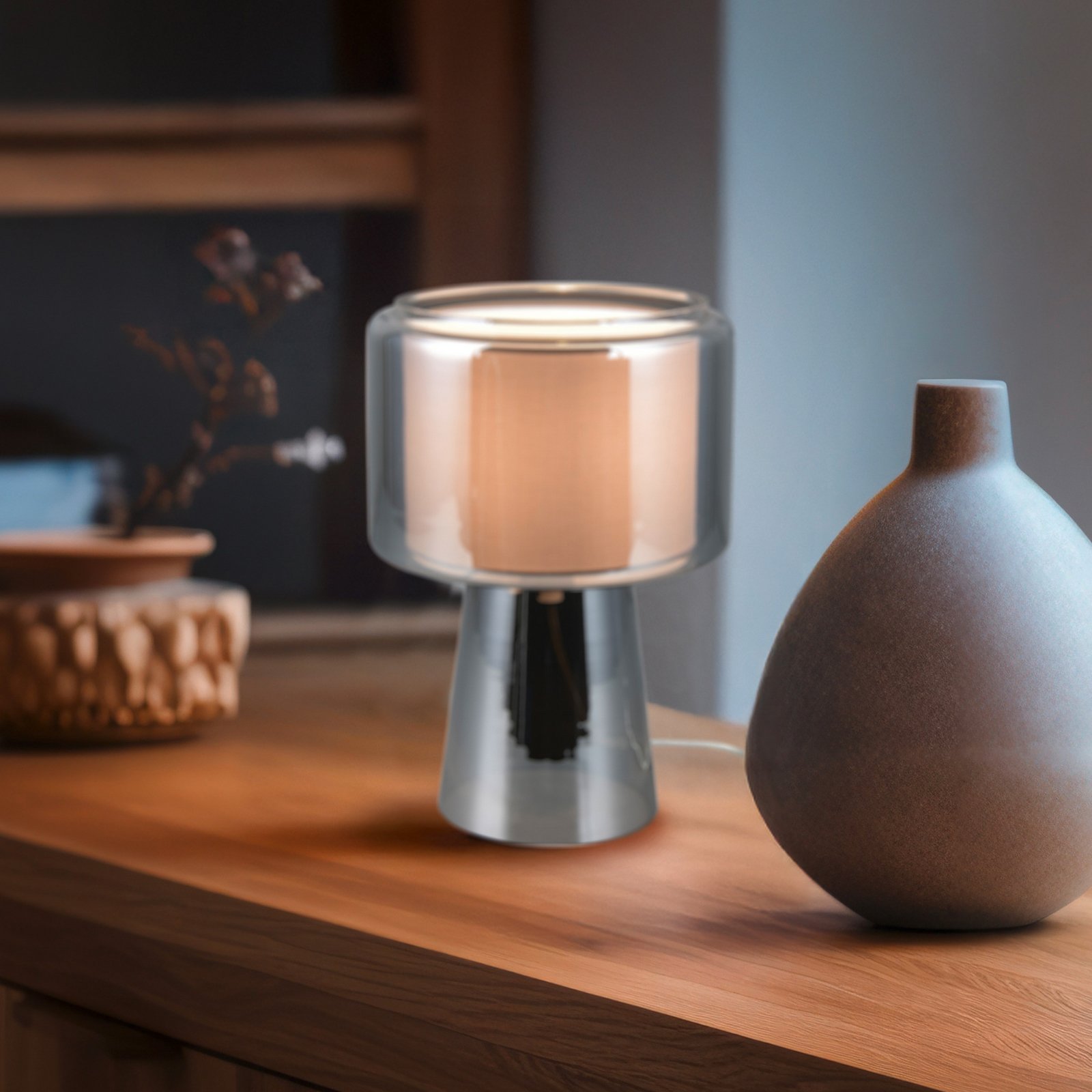 Lampada da tavolo Rocka, cromata, altezza 29 cm, vetro/tessuto Lampada da tavolo Rocka, cromata, altezza 29 cm, vetro/tessuto