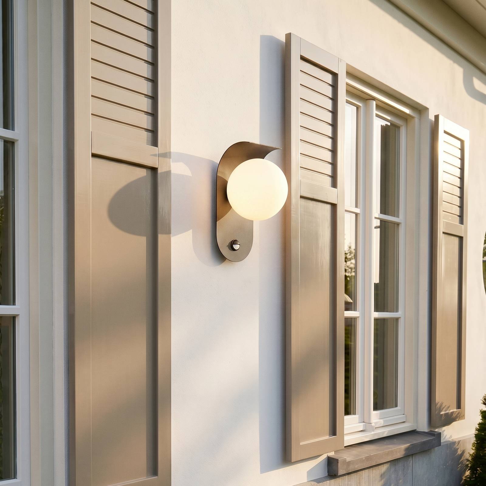 Lindby LED buiten wandlamp Lacie, sensor, zwart/wit, aluminium