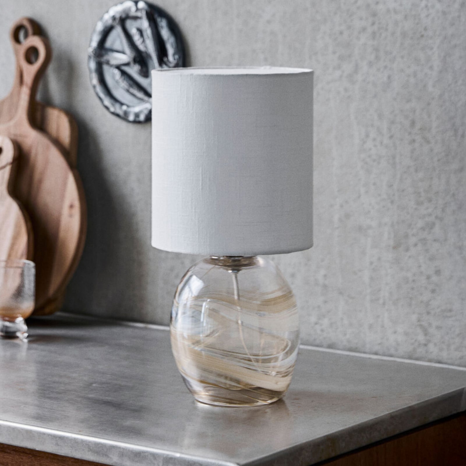 Lampe à poser Hite, 44 cm, crème, verre/tissu - House Doctor Lampe à poser Hite, 44 cm, crème, verre/tissu - House Doctor