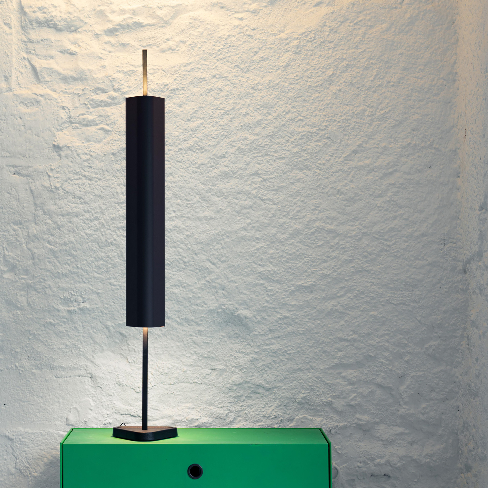 FLOS Lampă de masă cu LED Emi, albastru închis, reglabilă, înălțime 114 cm