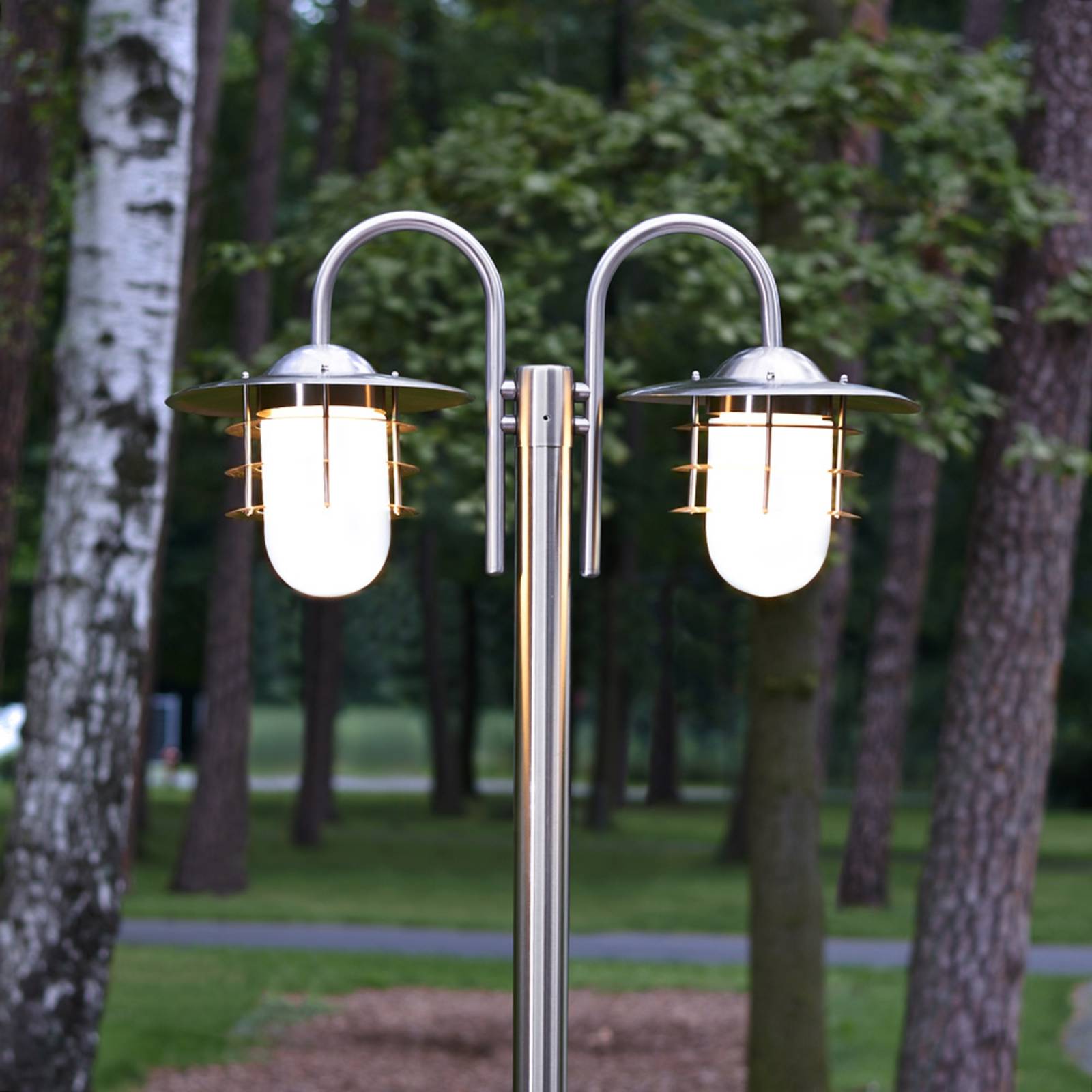 Lindby Lampadaire Mian en inox à deux lampes