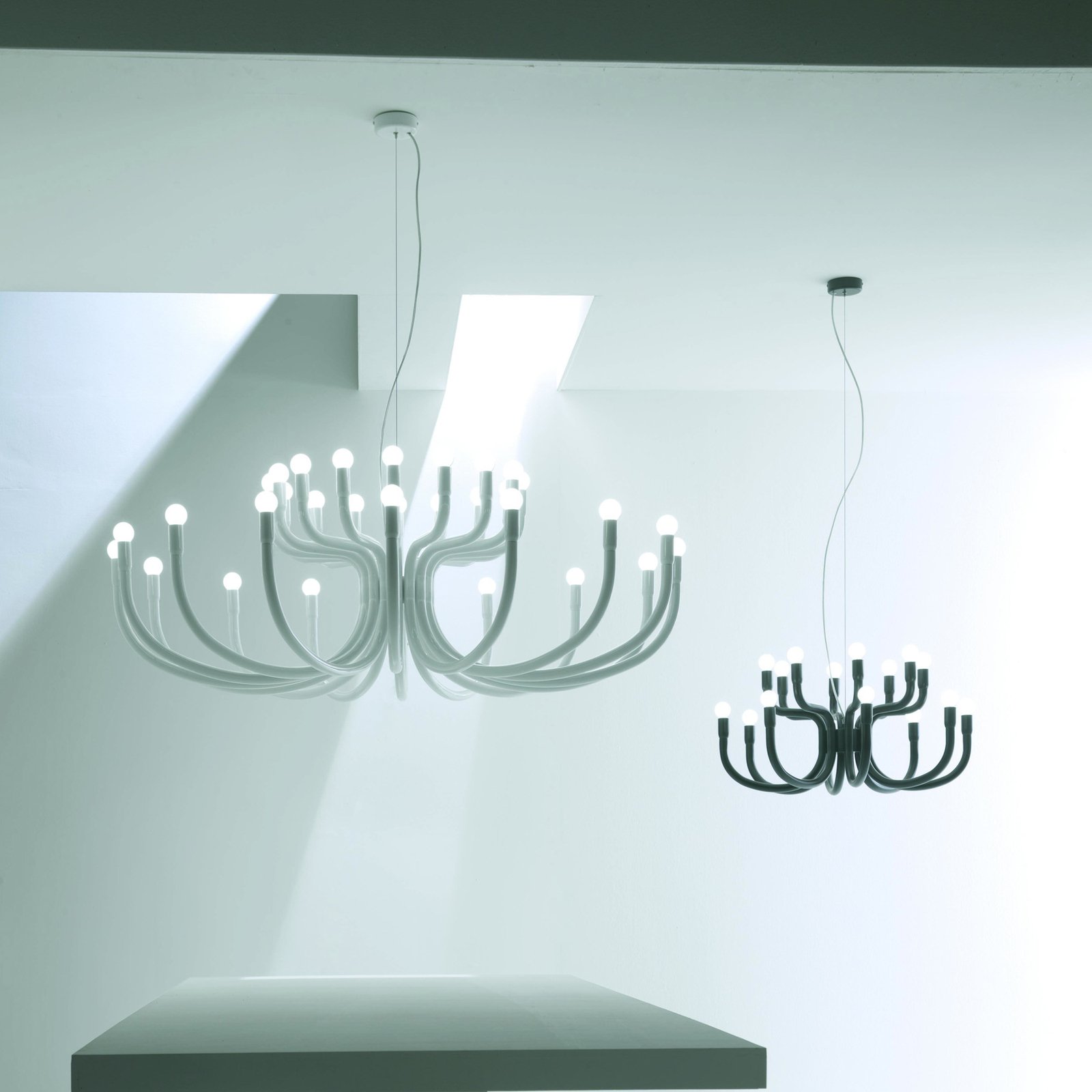 Karman Snoob chandelier, black Ø 73 cm aluminium 20-light.