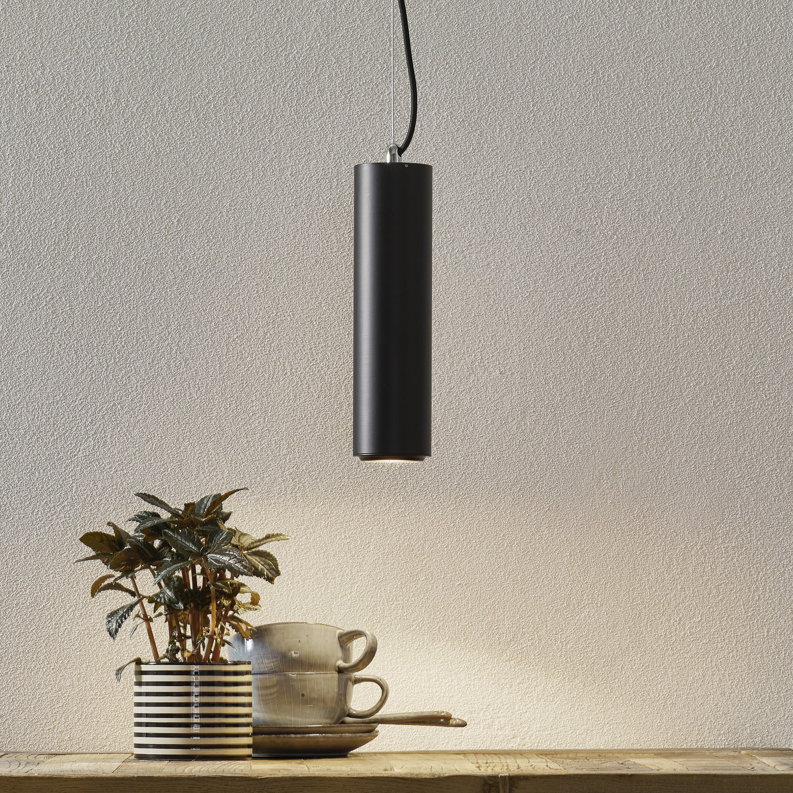 Studio - svart LED-pendellampa i cylinderform