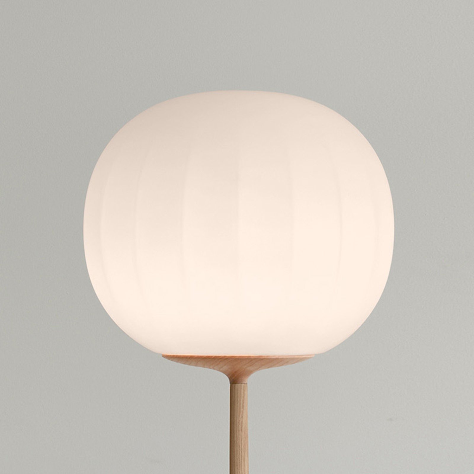Luceplan Lita lampe sur pied abat-jour en verre 42 cm, frêne