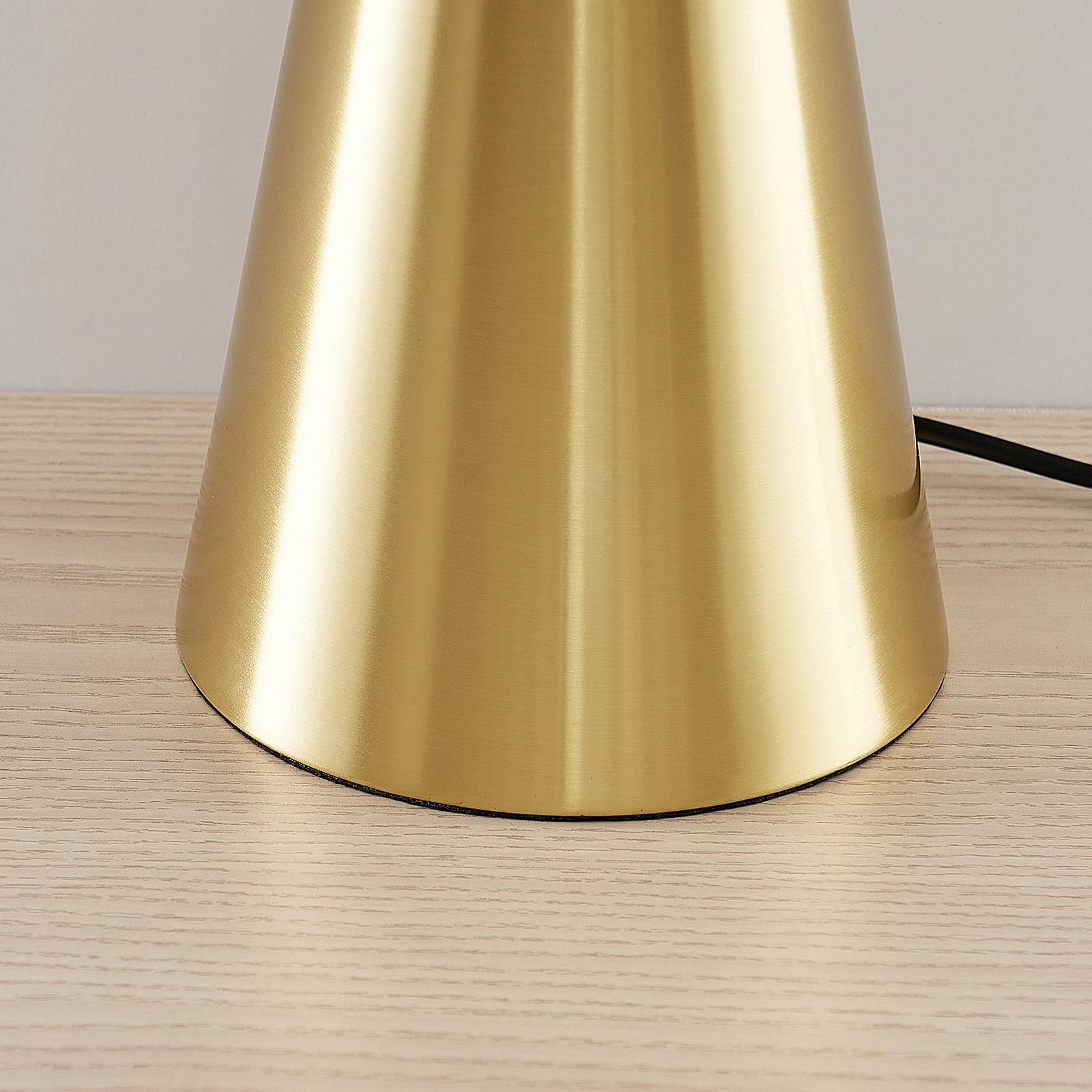 Lindby Erantie lámpara de mesa en negro/latón