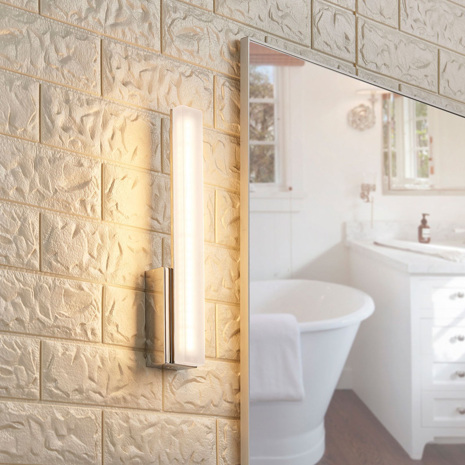 Julie Wandlamp IP44 White/Chrome - Lucande
