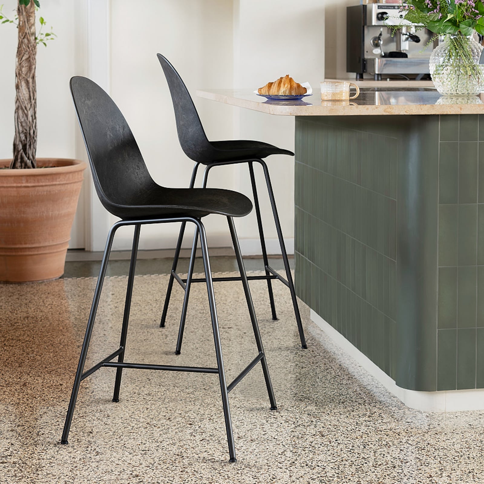 Tabouret de bar Eternity, noir, acier, hauteur 116,5 cm - Mater Tabouret de bar Eternity, noir, acier, hauteur 116,5 cm - Mater