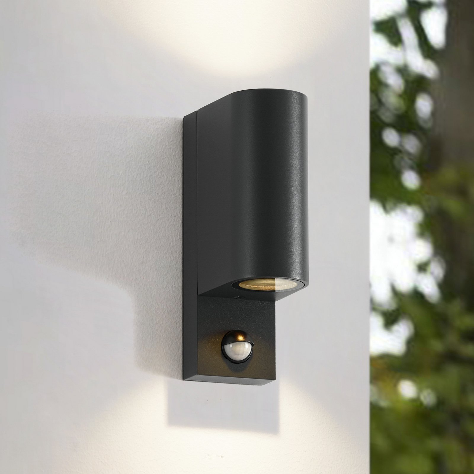 Lindby āra sienas lampa Palina, sensors, IP44, antracīts