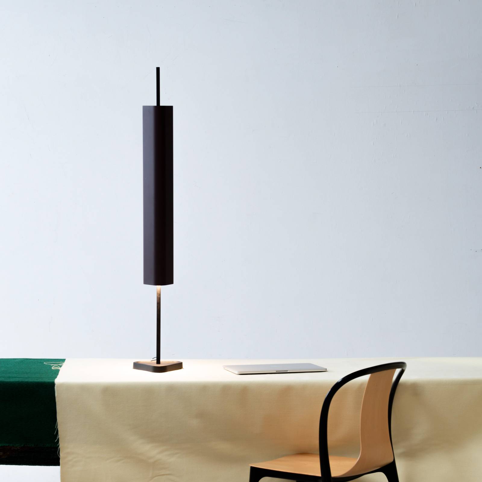 Lampa stołowa LED Emi firmy FLOS, ciemnoczerwona, ściemniana, wysokość 114