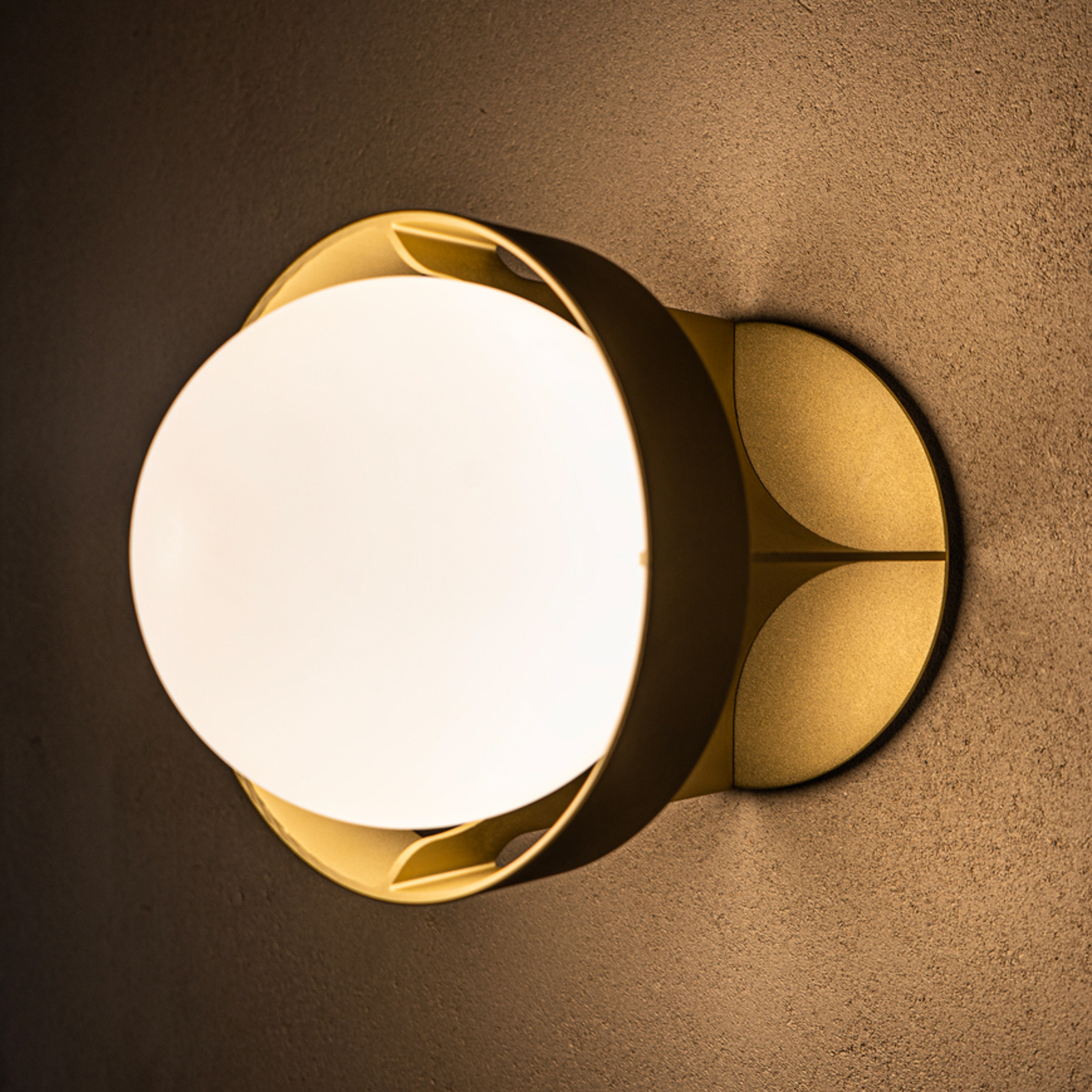 Tala wall light Loop Large, aluminium, LED globe bulb, gold