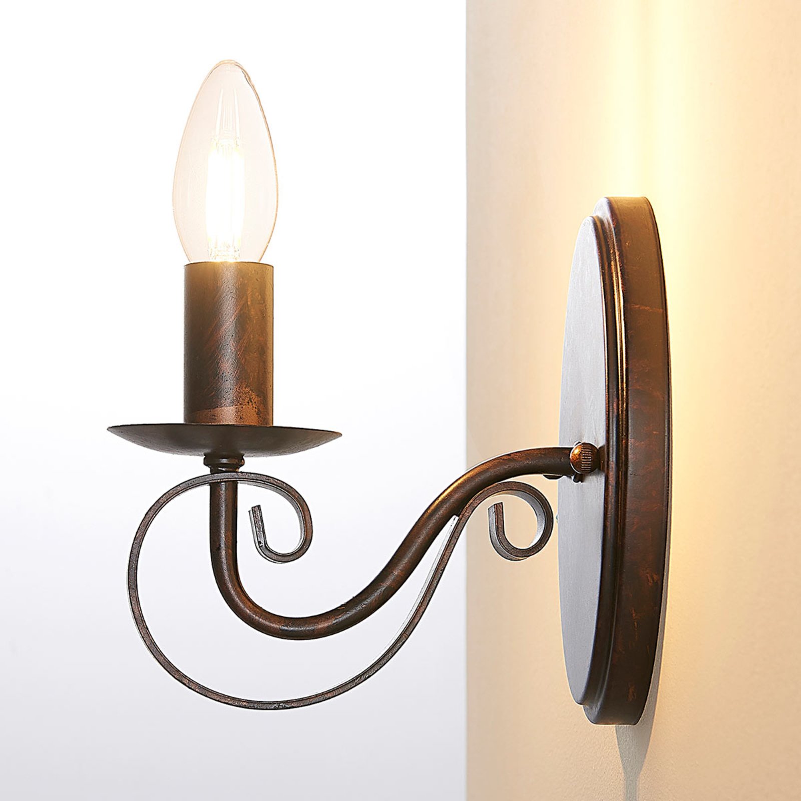 Caleb - roestkleurige wandlamp in landelijke stijl