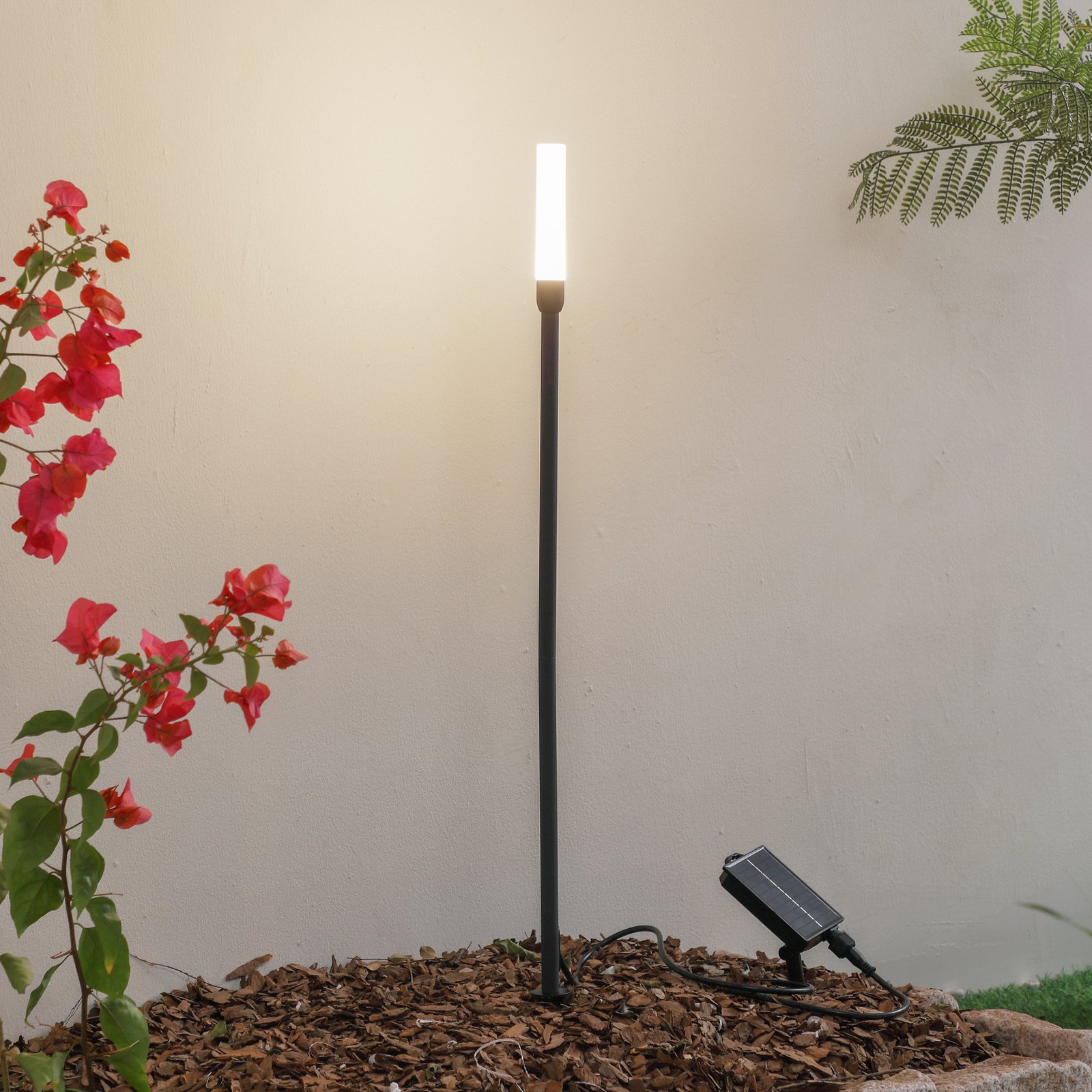 Lindby LED-Solarleuchte Balian, schwarz, Aluminium, 3.000 K