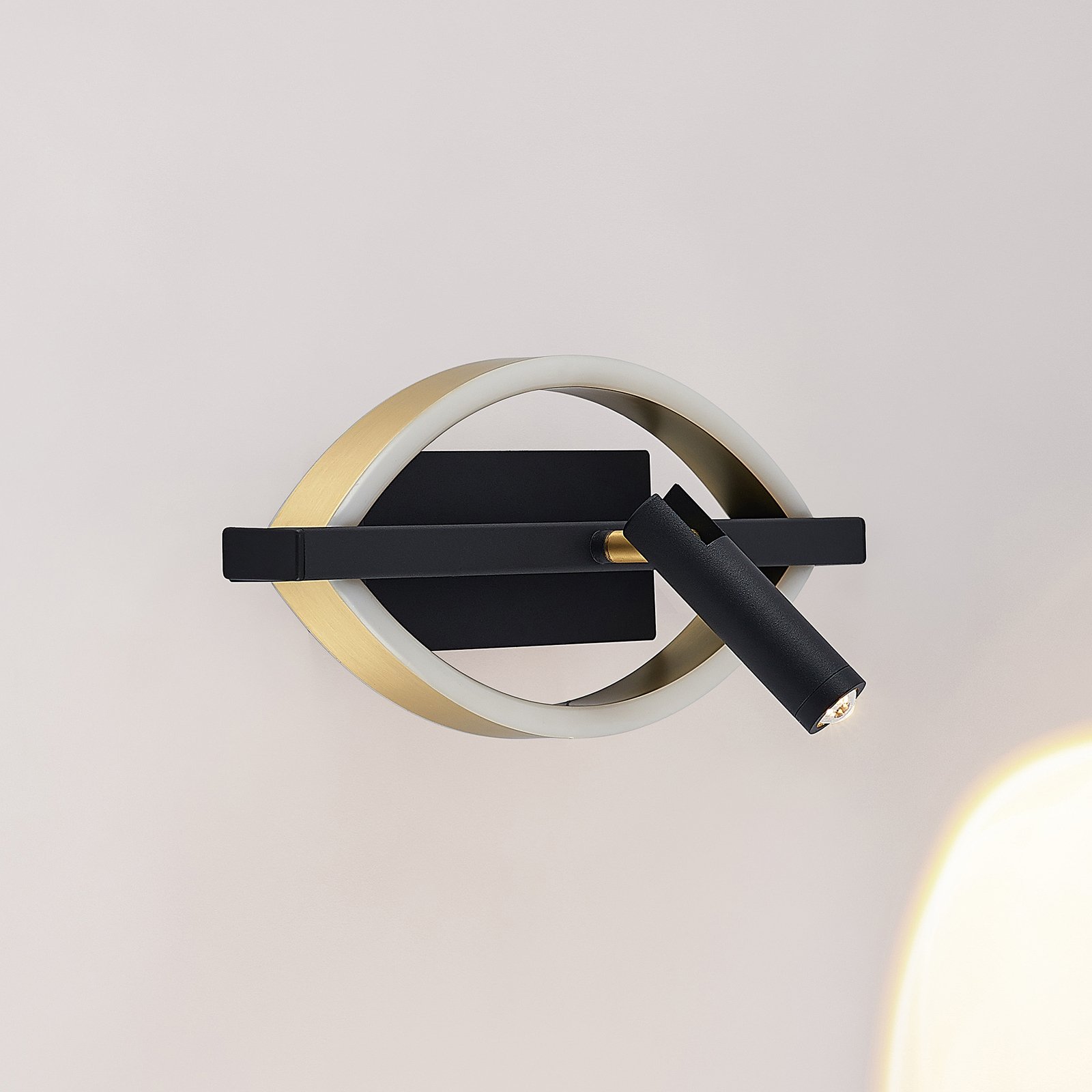 Lucande Matwei LED-Wandlampe, oval, messing