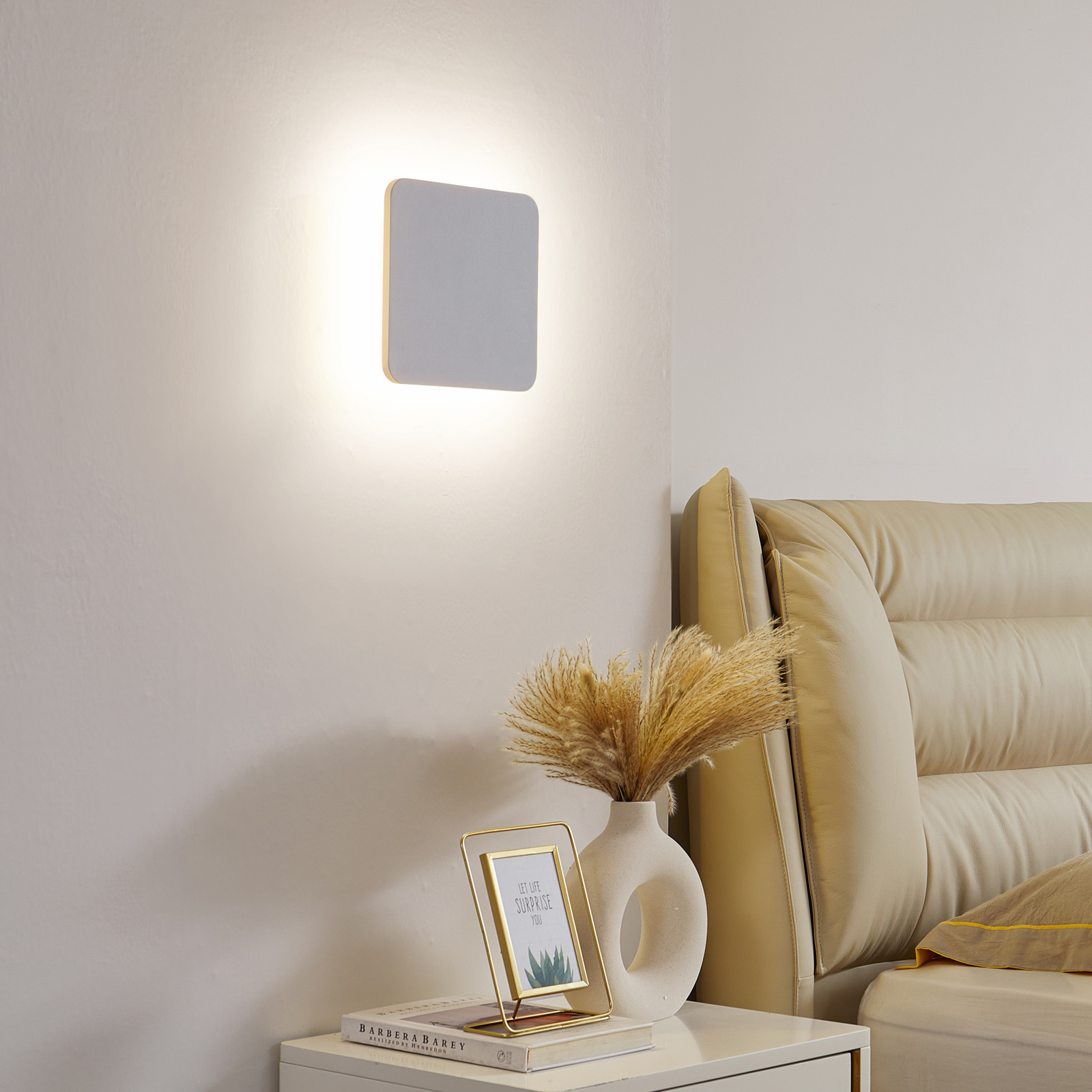 Lucande LED stenska svetilka Elrik, bela, višina 22 cm, kovina